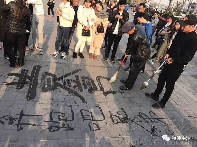 重庆街头奇遇：学生遭大爷手铐“突袭”