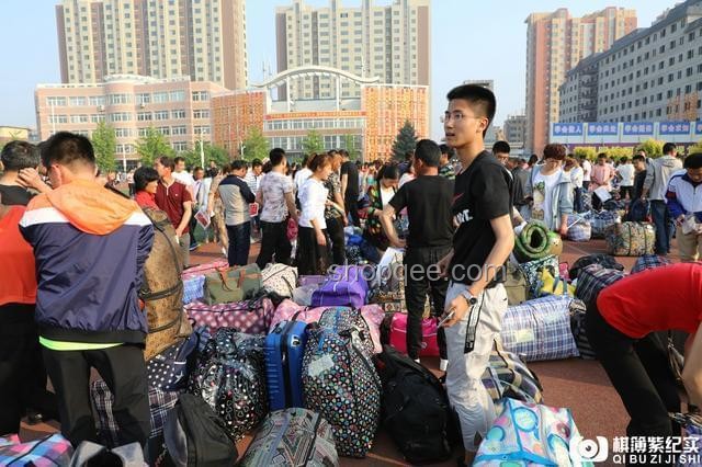 高考结束挑行李回家的女生现象深度剖析